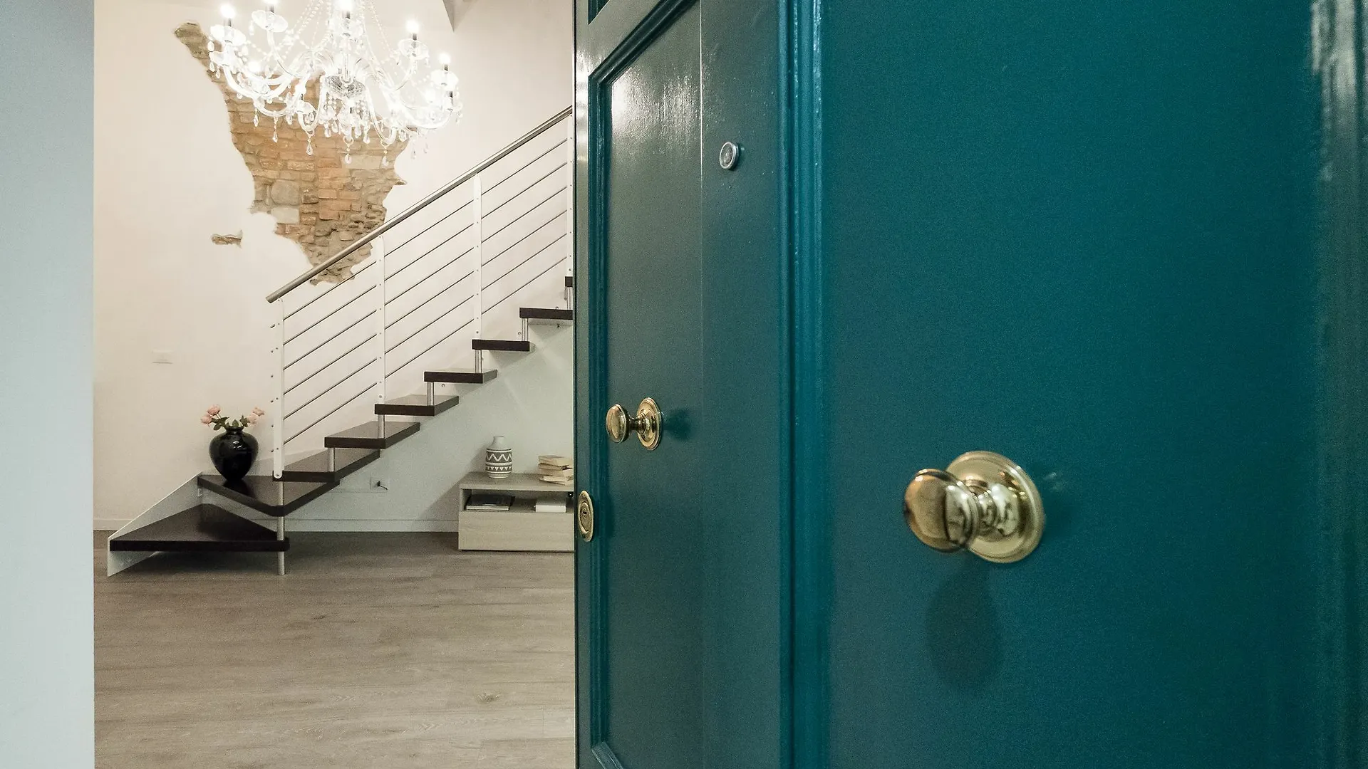 Silver Novella Luxury Apartment Florens