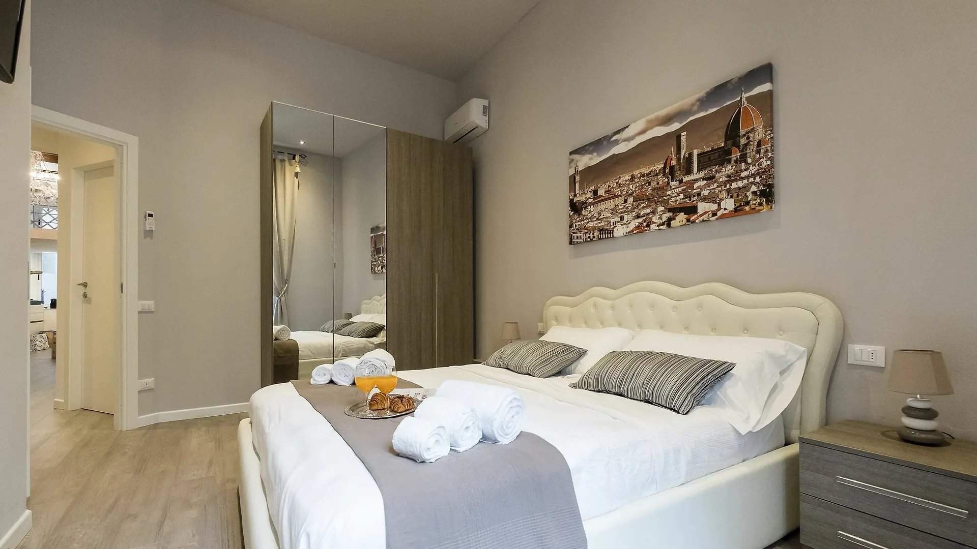 Silver Novella Luxury Apartment Florens