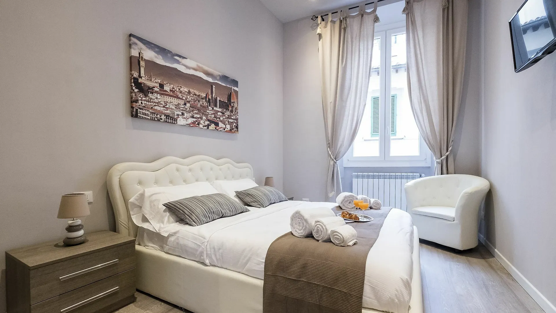Silver Novella Luxury Apartment Florence